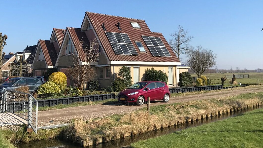 huizen met schuine daken met daarop zonnepanelen