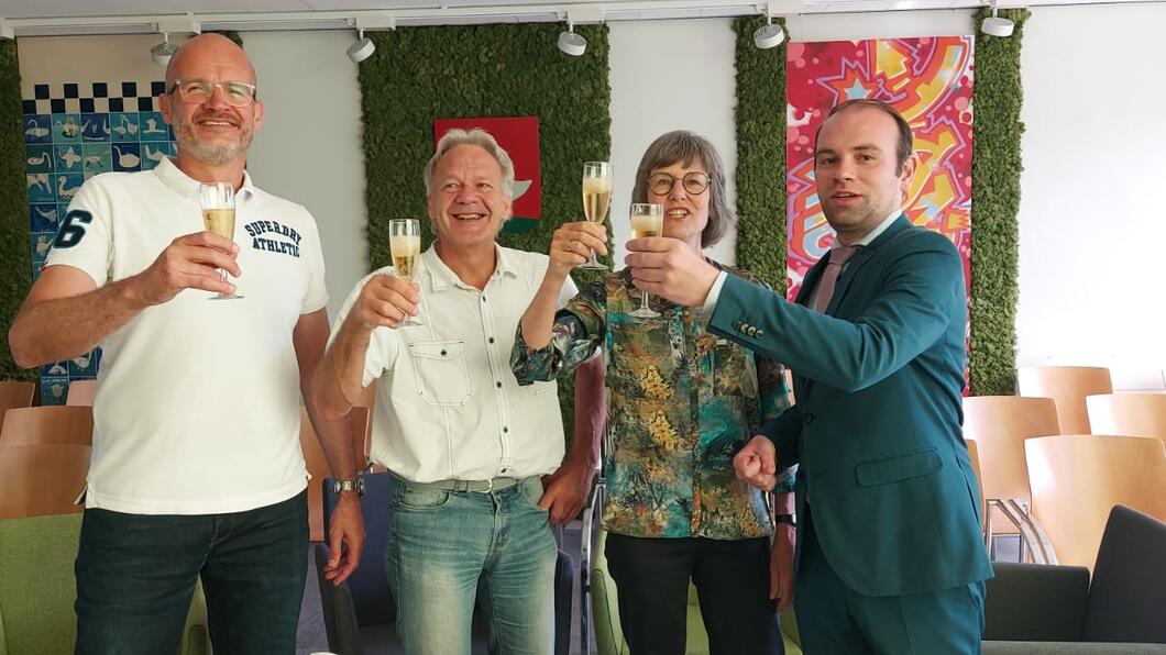 Eric Knibbe, André la Fontaine, Jacobien van Boeijen en Axel Damme heffen het glas na ondertekening coalitieakkoord