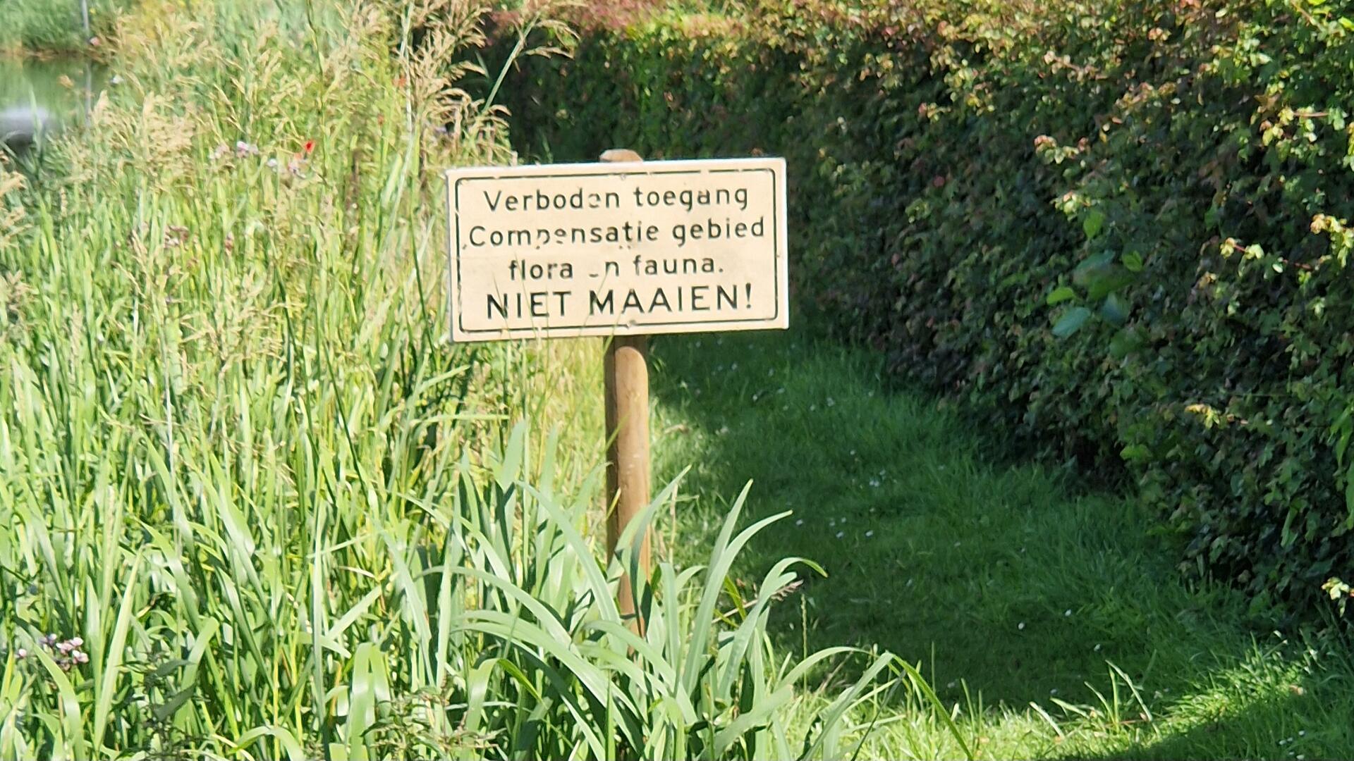 foto met bord verboden te maaien